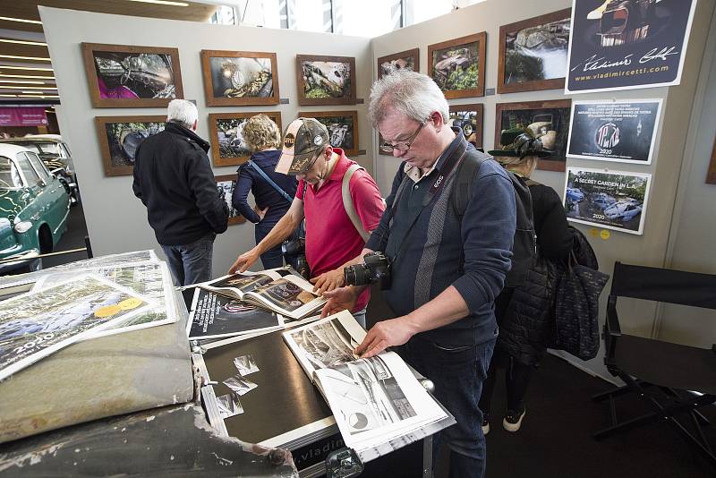 Snímky vraků automobilů aod ústeckého fotografa Vladimíra Cettla obletěly svět. V únoru vystavoval v Paříži na autosalonu, který navštěvuje přes sto tisíc lidí.