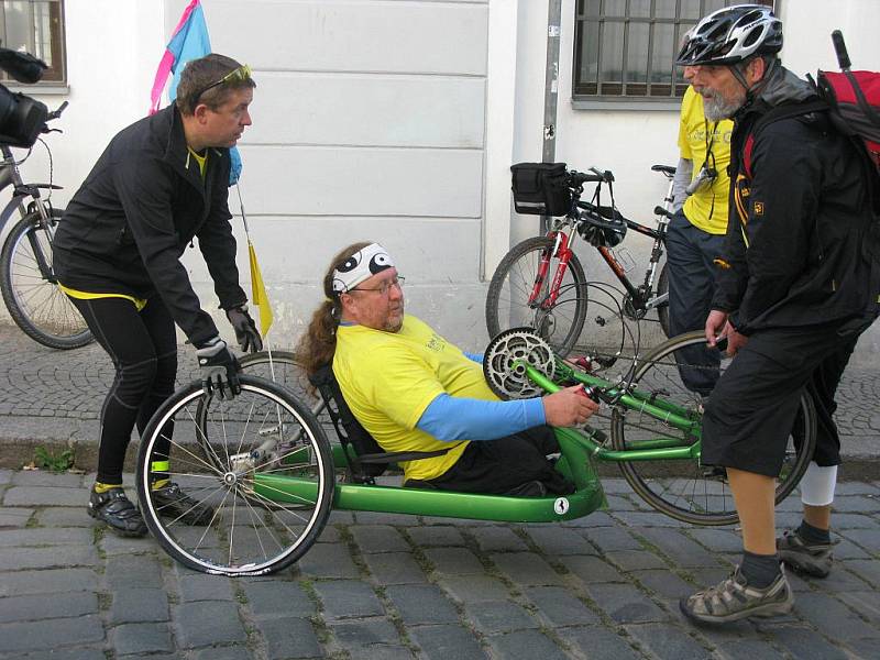 Tak to vypadalo loni na Labské stezce během poslední etapy Tour de Labe handicap 2010 z Litoměřic do Děčína. Největší bariérou na trati byla zdymadla na Střekově.