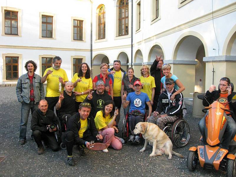 Tak to vypadalo loni na Labské stezce během poslední etapy Tour de Labe handicap 2010 z Litoměřic do Děčína. Největší bariérou na trati byla zdymadla na Střekově.