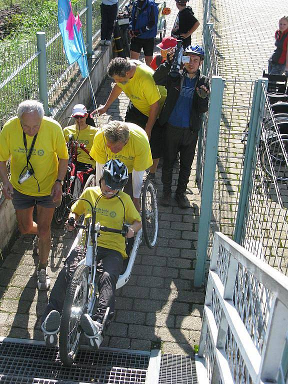 Tak to vypadalo loni na Labské stezce během poslední etapy Tour de Labe handicap 2010 z Litoměřic do Děčína. Největší bariérou na trati byla zdymadla na Střekově.