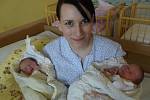 Petra Kostacká, porodila v ústecké porodnici dne 23. 3. 2012 (9.13) dceru Karolínu a (9.15) dceru Kristýnu.