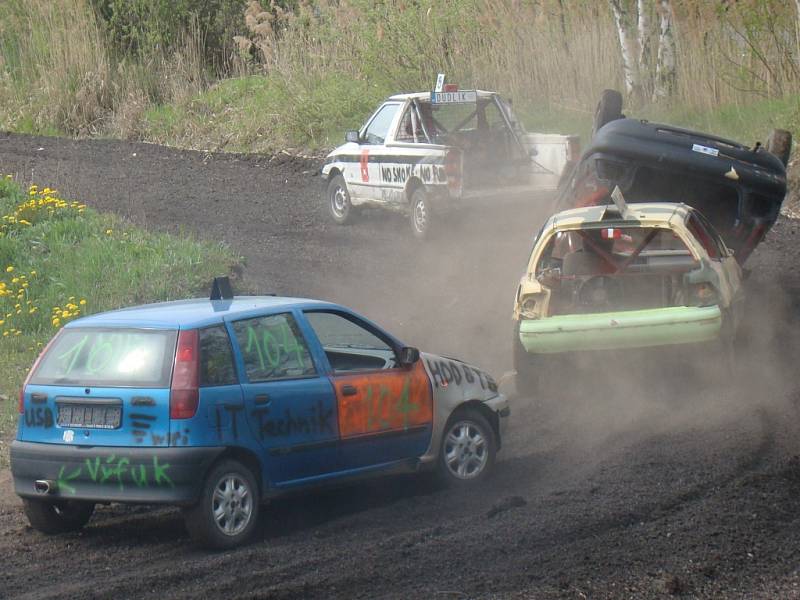 Třetí ročník amatérského seriálu závodů Autopoint Cup odstartoval v Chabařovicích. 