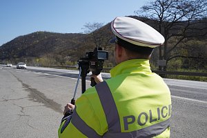 Dopravní policisté měří rychlost na téměř 1000 místech po celé republice v rámci akce Speed Marathon. Předem zveřejněné měřené úseky vybírala i veřejnost.