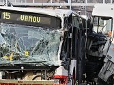 Nehoda autobusu a nákladního vozu na křižovatce pod Větruší v Ústí