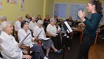Pěvecký sbor seniorů z Krásného Března si zazpíval s Karlem Poláčkem a kamarády