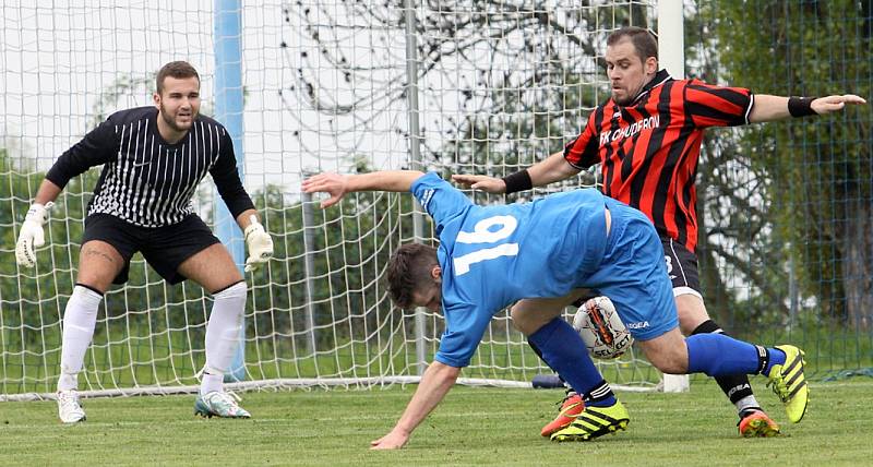 Fotbalisté Chuderova (pruhovaní) doma porazili Jiříkov 4:1.