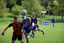 Fotbalisté Slavičína (v modrém) v nedělním 21. kole divize E porazili rivala ze Šternberku 2:1.