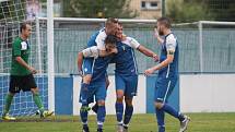 Slušovičtí fotbalisté (modré dresy) doma porazili Velké Karlovice 1:0. Foto: pro Deník/Jan Zahnaš