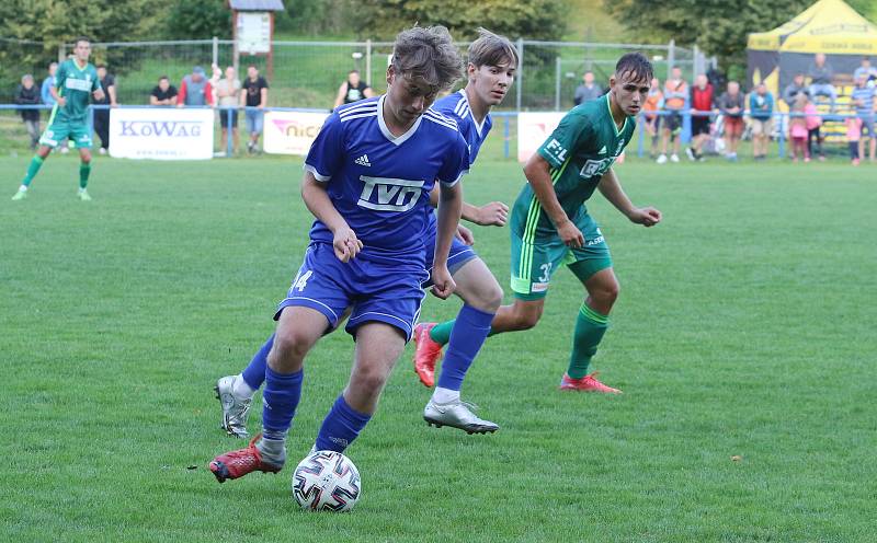 Fotbalisté Slavičína (v modrém) ve 2. kole MOL Cupu ve středu odpoledne před svými fanoušky podlehli prvoligové Karviné 1:5. Foto: Deník/Jan Zahnaš