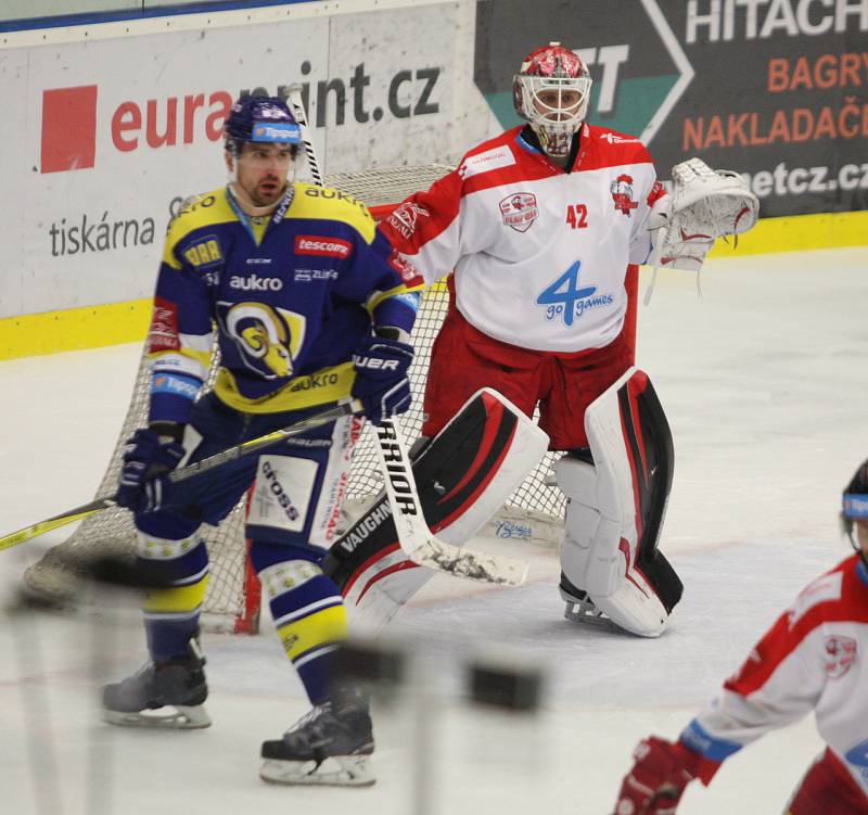 Čtvrtý zápas předkola: Berani Zlín (v modrém) proti HC Olomouc