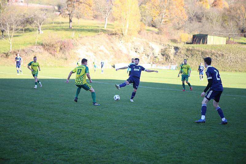 Fotbalisté Luhačovic (modré dresy) v posledním podzimním zápase Krajského přeboru doma podlehli Napajedlím 1:2.