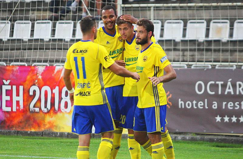 Fotbalisté Kroměříže (v červenobílých dresech) prohrál ve 2. kole MOL Cup s ligovým Zlínem 0:5.