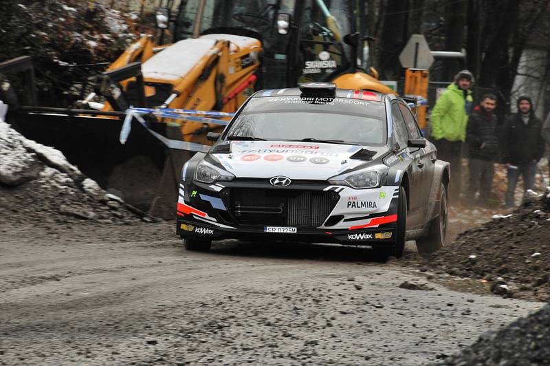 Exhibici VHS Mikuláš Rally ve Slušovicích v sobotu opanoval Ondřej Bisaha se spolujezdcem Jakubem Navrátilem ve voze Hyundai i20 R5. Druhé místo obsadil Martin Vlček se shodným vozem a na třetím místě se umístil Antonín Tlusťák s vozem Škoda Fabia.