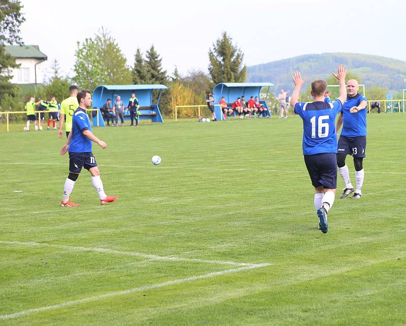 Fotbalisté Mladcové (žluté dresy) v semifinále KFS prohráli s Kateřinicemi 1:3.