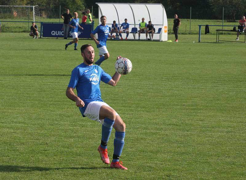 Fotbalisté Tlumačova (modré dresy) v rámci oslav výročí devadesáti let kopané v obci porazili Zdounky 2:0.