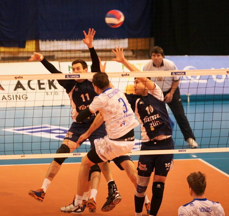 Volejbalisté Zlína (v modrém) hráli v boji o play-off doma s Ostravou. 