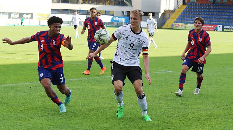 Fotbalisté Německa (bílé dresy) do osmnácti let zdolali na stadionu ve Zlíně Ameriku 2:0