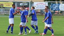 Fotbalisté Malenovic (růžové dresy) doma prohráli se Zborovicemi 1:5.