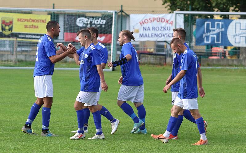 Fotbalisté Malenovic (růžové dresy) doma prohráli se Zborovicemi 1:5.