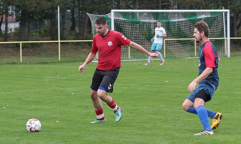 Fotbalisté Mladcové B  (modré dresy) v 10. kole okresního přeboru Zlínska zdolaly Příluky 3:2.