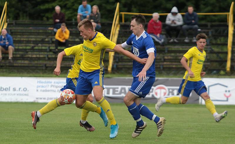 Fotbalisté Slavičína (v modrých dresech) na úvod přípravy zvítězili na Vršavě se Zlínem B 2:1