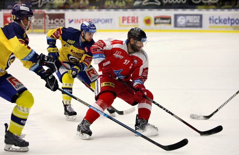 Hokejisté Zlína (ve žlutých dresech) se ve 38. kole extraligy utkali s Olomoucí.