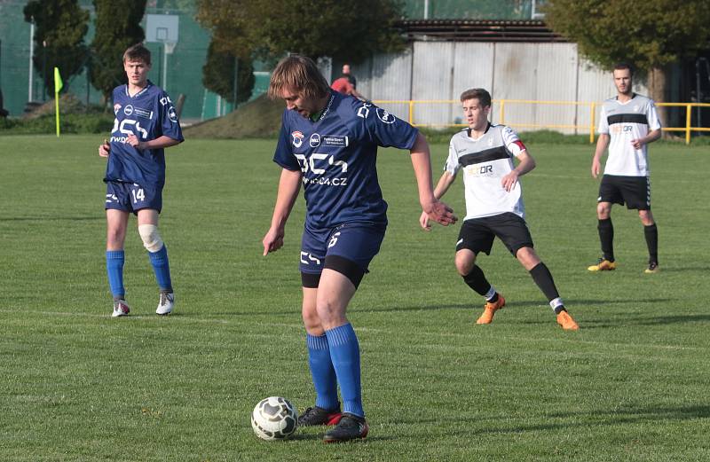 Fotbalisté Malenovic (v modrých dresech) v I. B třídě skupiny B přehráli béčko Holešova 5:1.