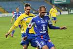 Fotbalisté Zlína (ve žlutém) v sobotním šlágru 12. kola II. ligy podlehli Sigmě Olomouc 0:1.