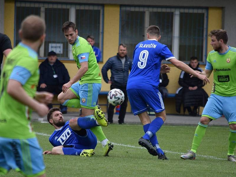 Po dvou úspěšných duelech tentokráte divizní fotbalisté Slavičína (v modrém) doma nestačili na Hranice. Lídru skupiny E podlehli po boji 1:4.