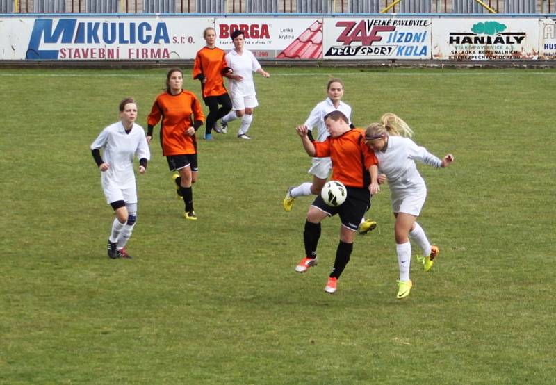 Fotbal divize žen: Velké Pavlovice - Holešovské holky