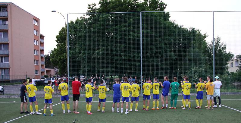 Lídr a vítěz fotbalového krajského přeboru z Baťova (ve žlutomodrém) ve 25. kole doma vysoko porazil 9:0 zachraňující se Valašskou Polanku.