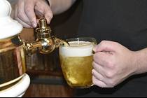 Milovníci piva se musejí připravit na další vlnu zdražování zlatavého moku. Po podzimním růstu se cenovky v hospodách a obchodech pohnou i na jaře