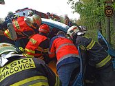 Zraněný řidič zůstal po nehodě u Luhačovic zaklíněný v autě