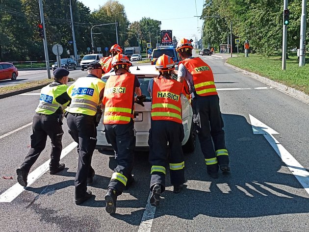 Nehoda čtyř aut na třídě Tomáše Bati ve Zlíně. Jeden řidič se při nehodě zranil