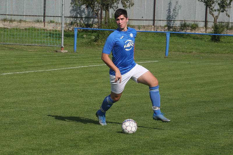 Fotbalisté Tlumačova (modré dresy) v rámci oslav výročí devadesáti let kopané v obci porazili Zdounky 2:0.