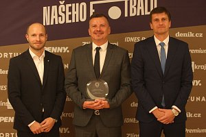 Asistent trenéra fotbalistů Zlína Lukáš Motal (vpravo) s manažerem krajského výběru Petrem Labanczem a záložníkem Romanem Sopůškem.  