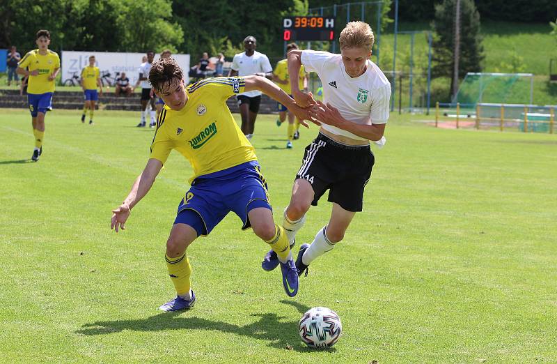 Starší dorostenci Zlína (žluté dresy) v předposledním zápase sezony zdolali Karvinou 2:1.