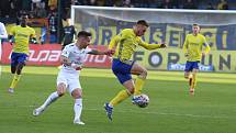 Fotbalisté Zlína (žluté dresy) ve 22. kole první ligy porazili Slovácko 1:0. Regionální derby rozhodl v 82. minutě obránce Martin Cedidla.