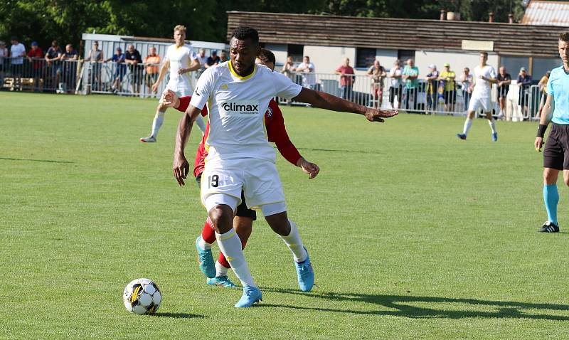 Fotbalisté Zlína (bílé dresy) ve středečním přípravném zápase přehráli druholigový Vyškov 3:0.