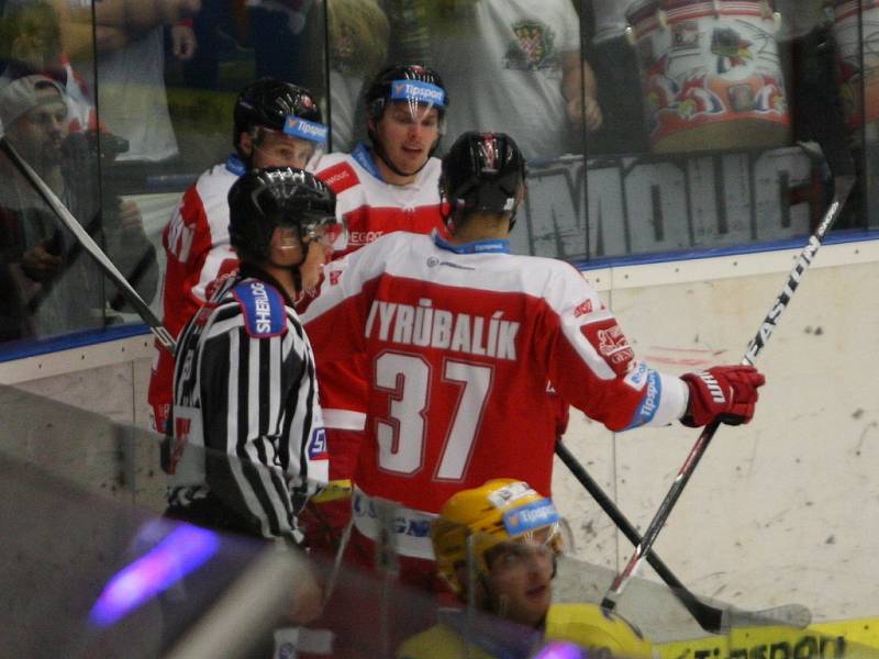 Extraligoví hokejisté Zlína (ve žlutém) v rámci nedělního 11. kola hostili rivala z Olomouce