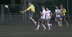 Divizní fotbalisté Baťova (ve žlutém) v pátečním 18. kole skupiny E doma remizovali 3:3 s Novými Sady.