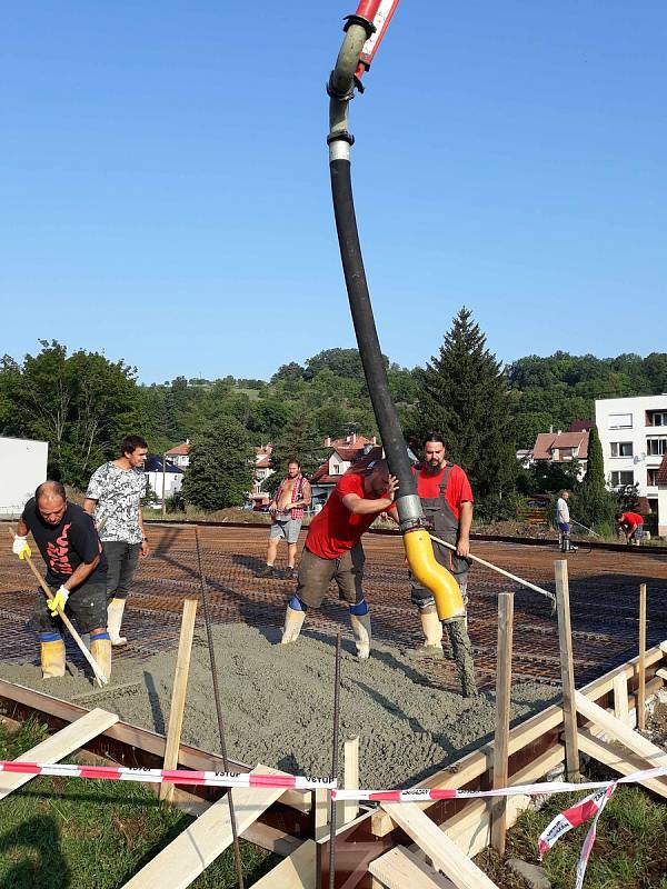 Práce na vytvoření nového luhačovického skateparku jsou v novém proudu. V současnosti se betonuje plocha pro skatepark.