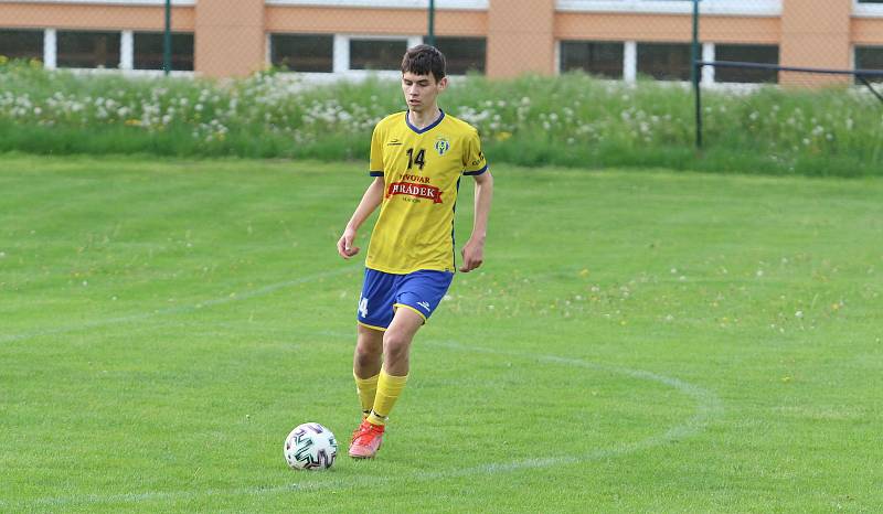 Fotbalisté Malenovic (růžové dresy) ve 21. kole I. B třídy sk. C remizovali se Starým Městem 3:3.