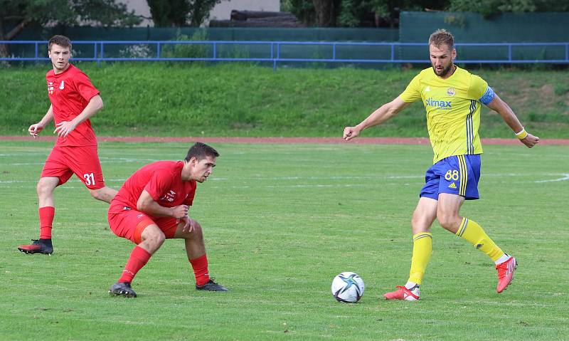 Fotbalisté Fastavu Zlín (ve žlutých dresech) se ve středu odpoledne představili v rámci Mol Cupu v Blansku.