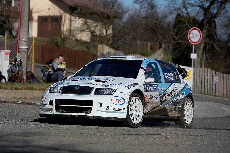 Jubilejní 10. ročník exhibičního závodu Mikuláš Rally na Slušovicku ovládl Jan Černý ve voze Škoda Fabia R5, jenž o tři desetiny vteřiny porazil vsetínského Miroslava Jakeše. Na snímku Antonín Tlusťák. Foto: pro Deník/Jan Pořízek