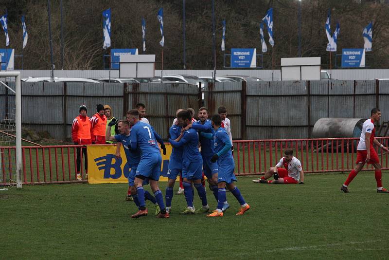 Fotbalisté Otrokovic (modré dresy) ve 22. kola MSFL i bez vyloučeného Kišky zdolali vedoucí Kroměříž 2:1.