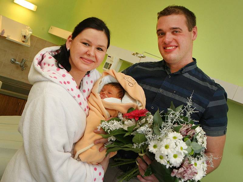 První miminko narozené v roce 2016 ve Zlínském Kraji Eliška Orsavová v porodnici v Krajské nemocnici T. Baťi ve Zlíně.  Na snímku maminka Hana a otec Lukáš.