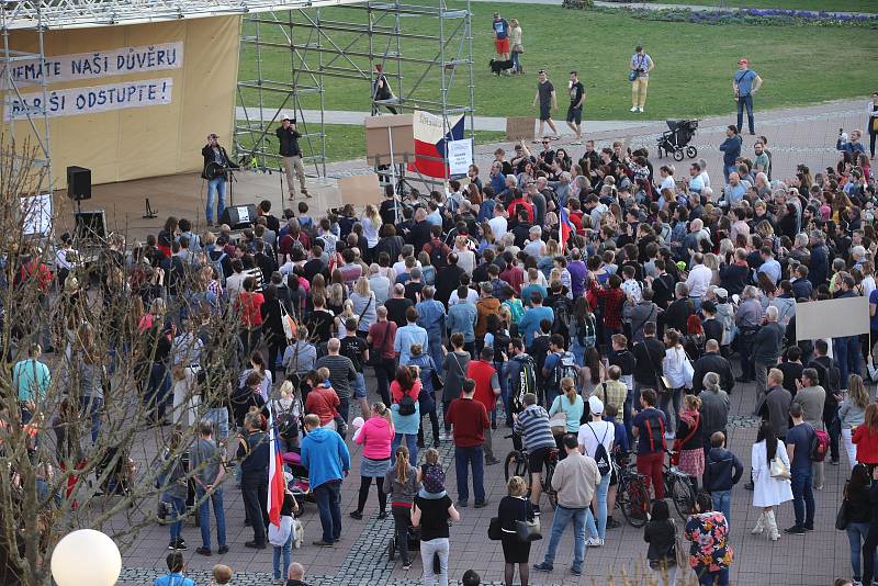 Demonstrace proti vládě premiéra A. Babiše na náměstí Míru ve Zlíně.