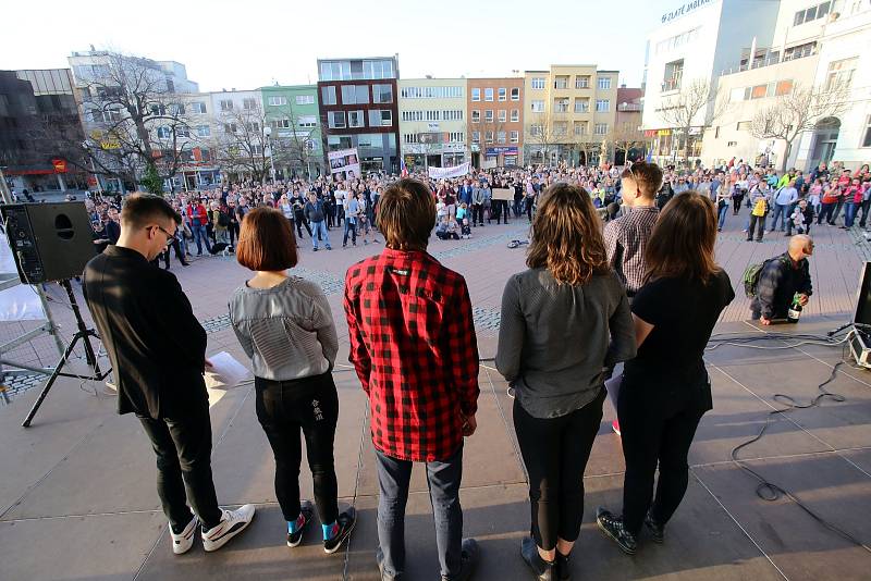 Demostrace proti vládě A. Babiše na náměstí Míru ve Zlíně.