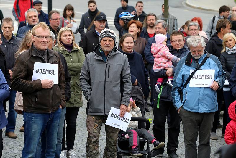 Demonstrace proti ministryni spravedlnosti Marii Benešové na náměstí T. G. Masaryka ve Zlíně, 13. 5. 2019